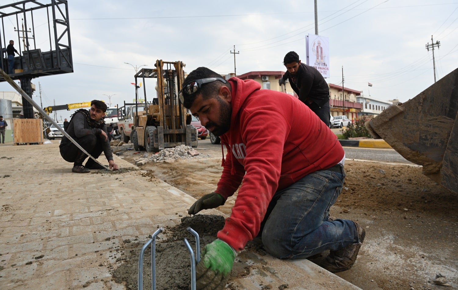 Workers cement a sidewalk in Qaraqosh on March 2, 2021. Photo: Bilind T. Abdullah / Rudaw